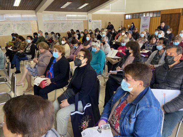 Junto a SENAMA capacitamos a adultos mayores en postulación a proyectos