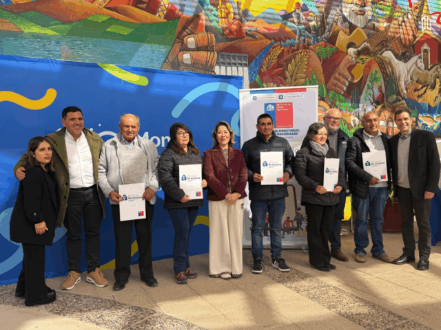 15 familias de Monte Patria reciben títulos de dominio y se convierten en dueñas legales de sus propiedades