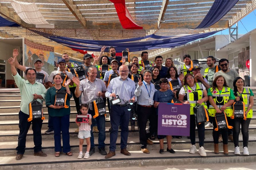 Brigadistas de emergencia de Monte Patria reciben kits energéticos del programa “Siempre Listos”